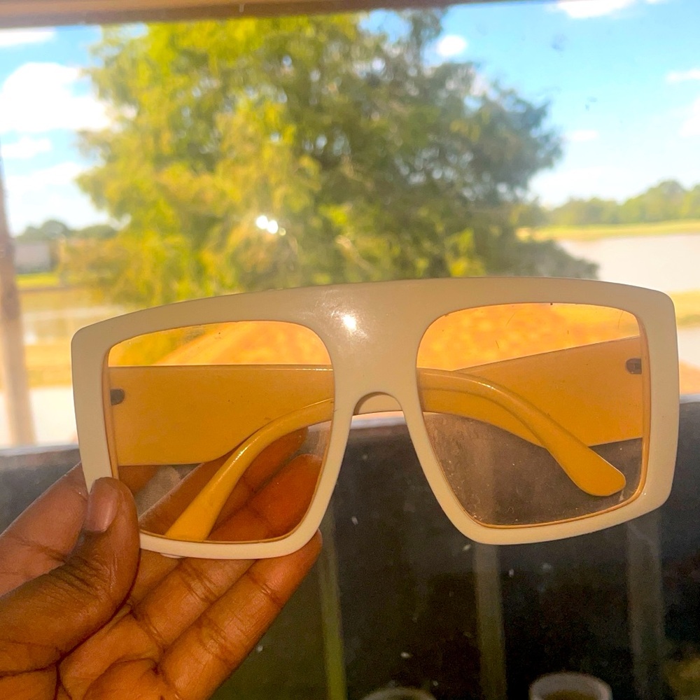 Women’s glasses (shades)